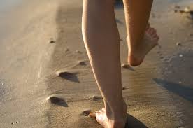 フリー写真] 裸足で砂浜を歩く女性の足でアハ体験 - GAHAG | 著作権フリー写真・イラスト素材集